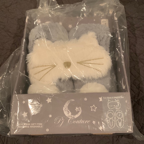 Eye Mask & Slipper Set - Picture 1 of 2